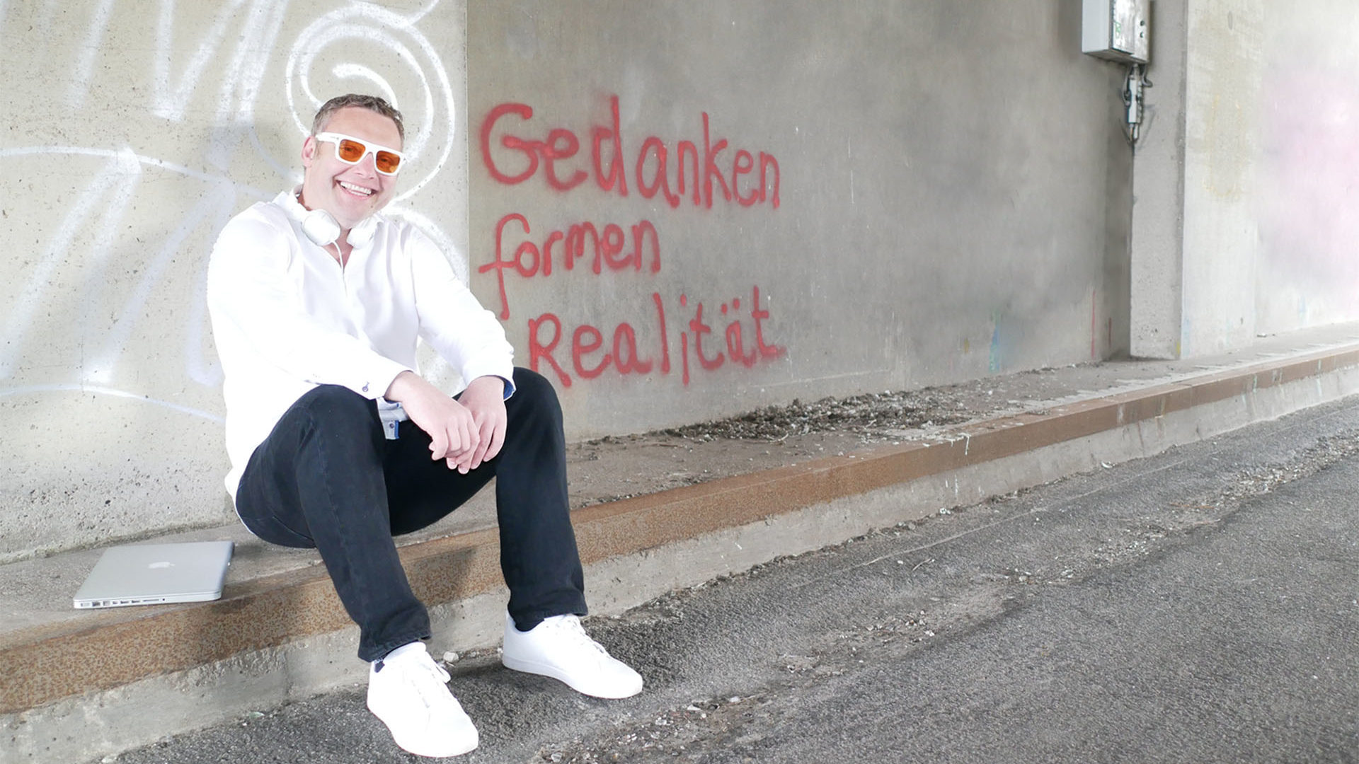 Clubfilla - DJ mit der weißen Brille